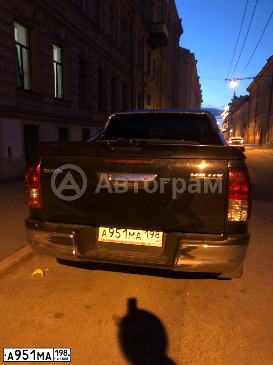 Фото автомобиля TOYOTA HILUX, 2018 — госномер К572ОВ147. Цвет: ЧЕРНЫЙ