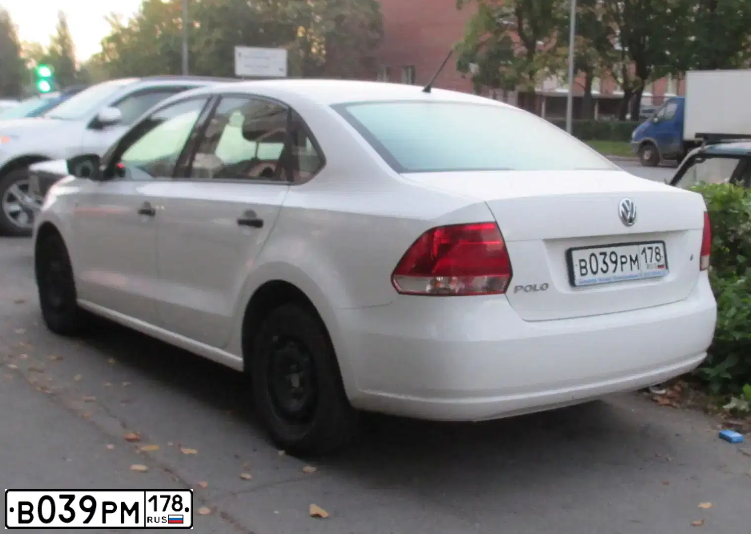 Фото автомобиля VOLKSWAGEN POLO, 2013 — госномер У967АА178. Цвет: БЕЛЫЙ
