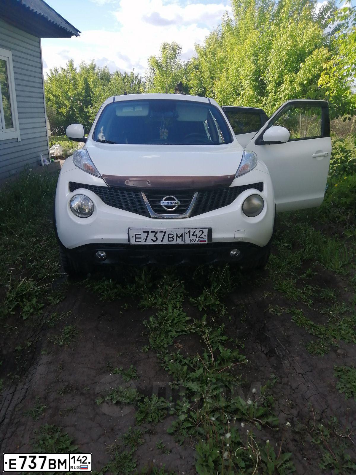 Фото автомобиля NISSAN JUKE, 2013 — госномер Р137НС142. Цвет: Белый