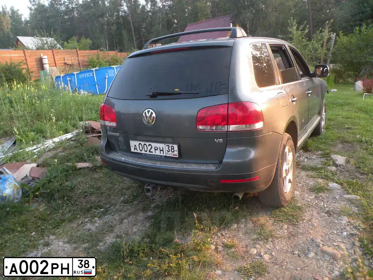 Фото автомобиля VOLKSWAGEN TOUAREG, 2004 — госномер М035КВ138