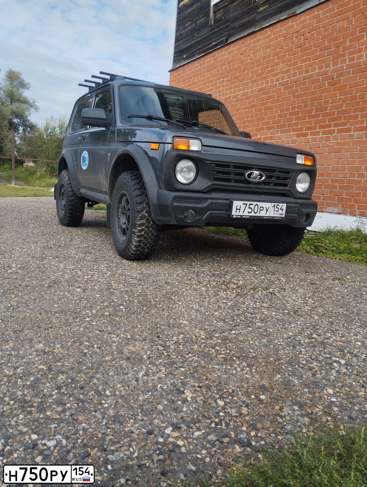 Фото автомобиля LADA 2121 NIVA, 2019 — госномер Н750РУ154. Цвет: Серебристо темно  серый