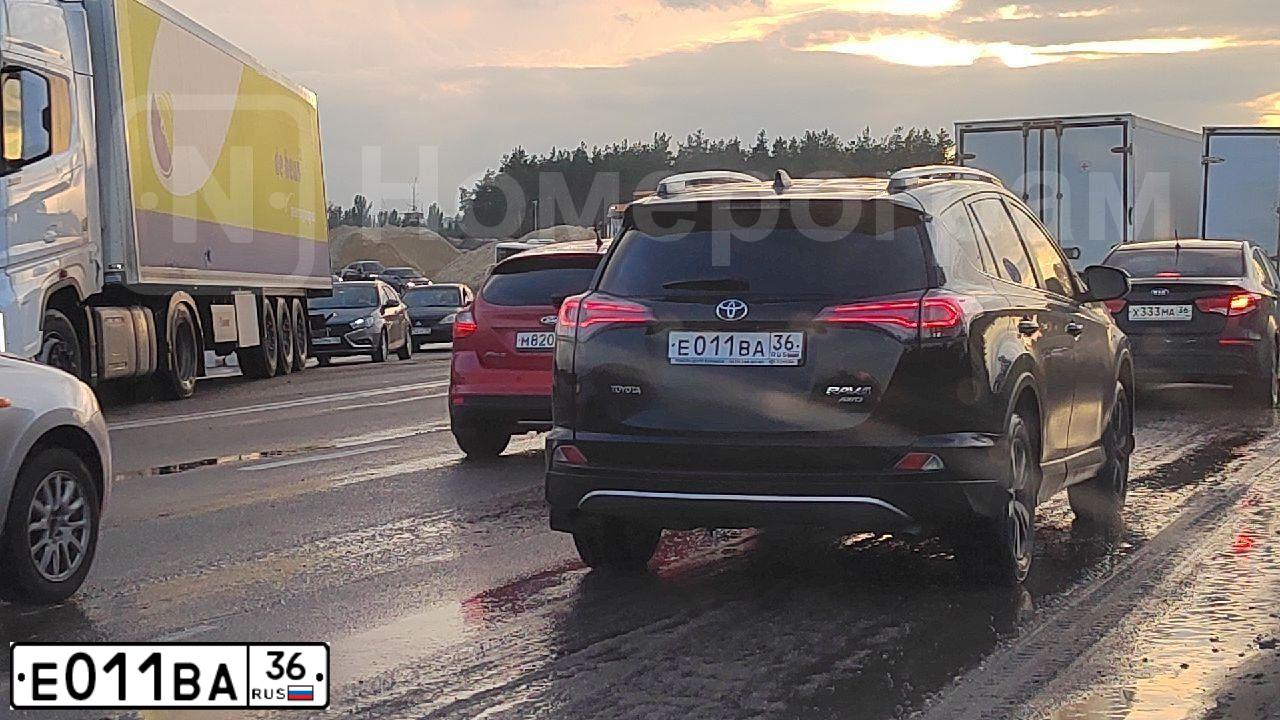 Фото автомобиля TOYOTA RAV4, 2017 — госномер Е011ВА36. Цвет: ЧЕРНЫЙ МЕТАЛЛИК