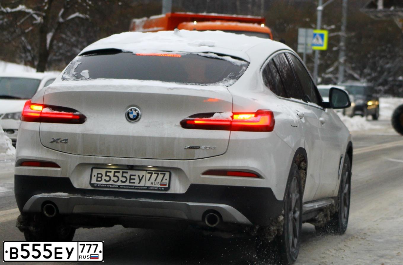 Фото автомобиля LANDROVER RANGE ROVER EVOQUE, 2014 — госномер В555ЕУ777. Цвет: БЕЛЫЙ ЯРКИЙ