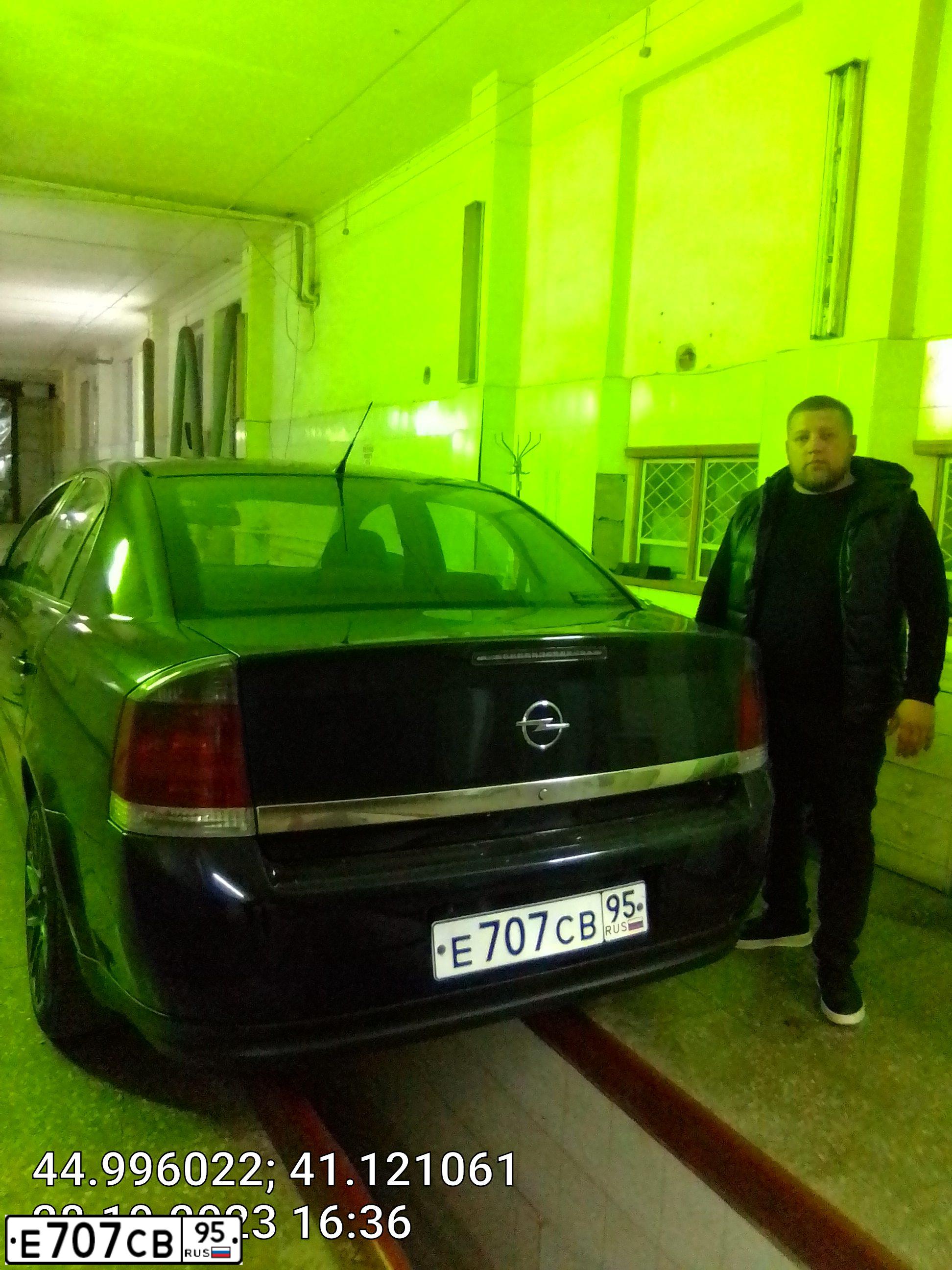 Фото автомобиля OPEL VECTRA, 2005 — госномер К885РР126. Цвет: Темно-синий