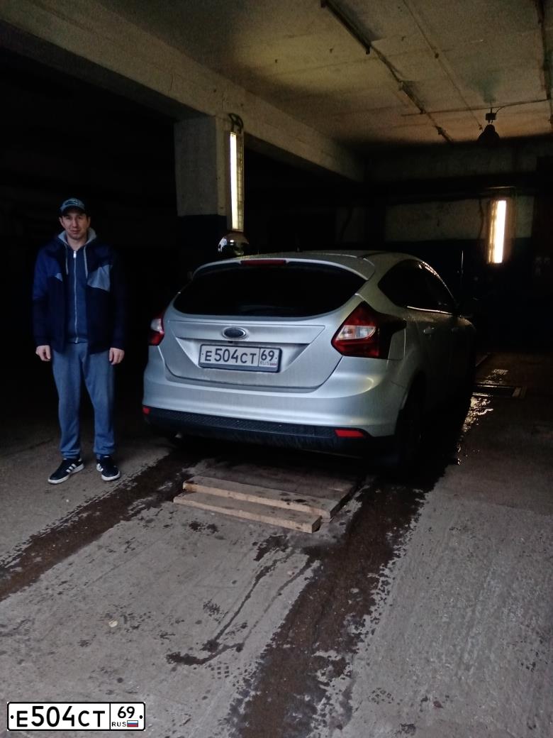 Фото автомобиля FORD FOCUS, 2013 — госномер Е504СТ69. Цвет: СЕРЕБРИСТЫЙ