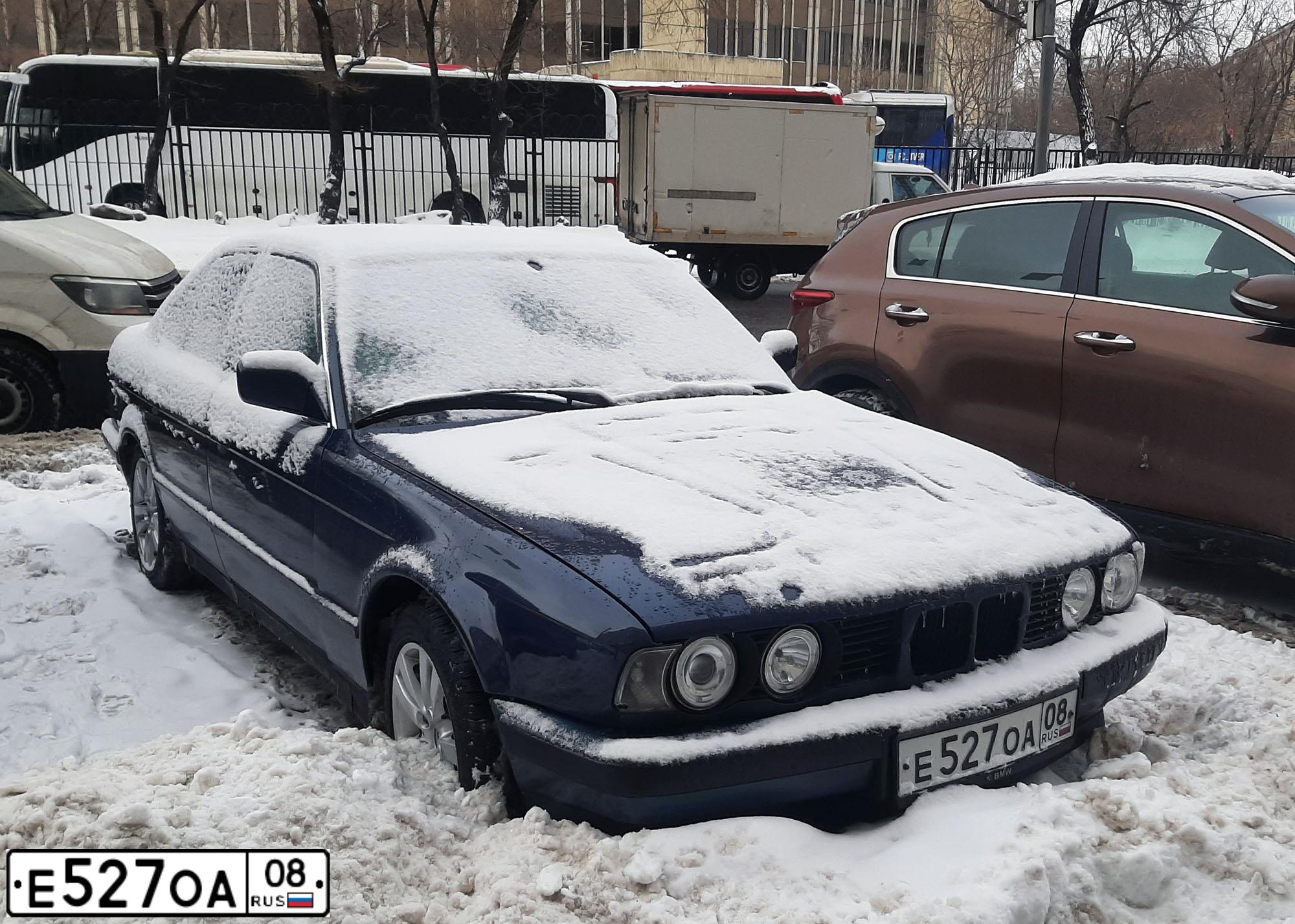 Фото автомобиля BMW SERIE 5, 1991 — госномер Е527ОА08. Цвет: синий