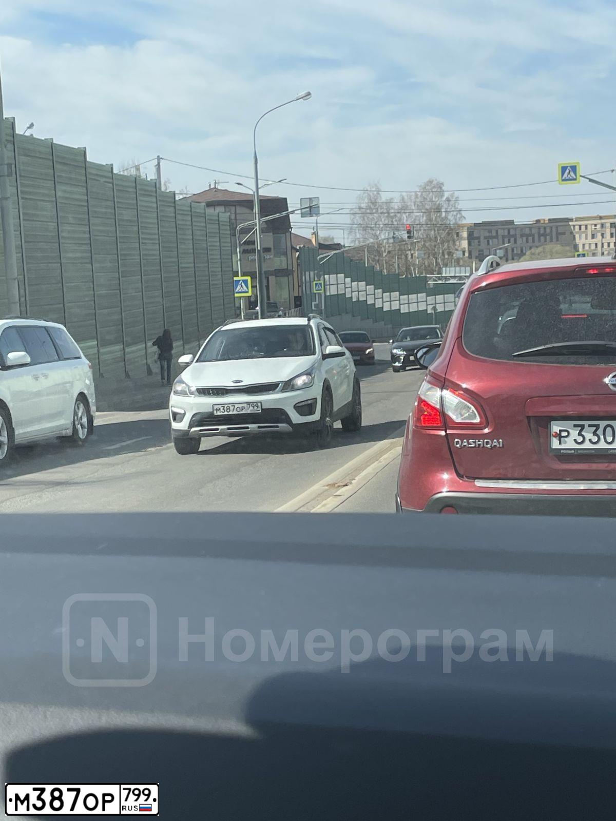 Фото автомобиля KIA RIO, 2019 — госномер М387ОР799. Цвет: БЕЛЫЙ