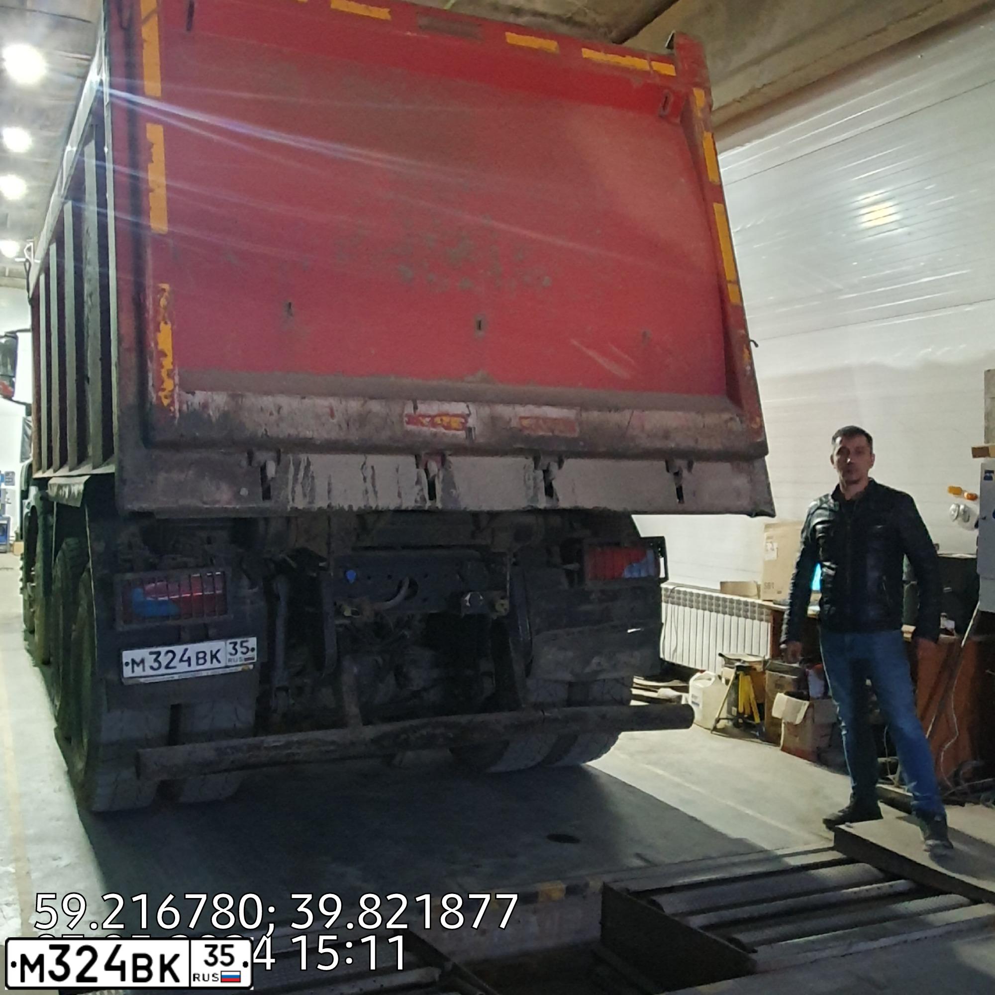 Фото автомобиля MAN TGS 41.XXX /8X4/, 2017 — госномер М324ВК35. Цвет: Красный
