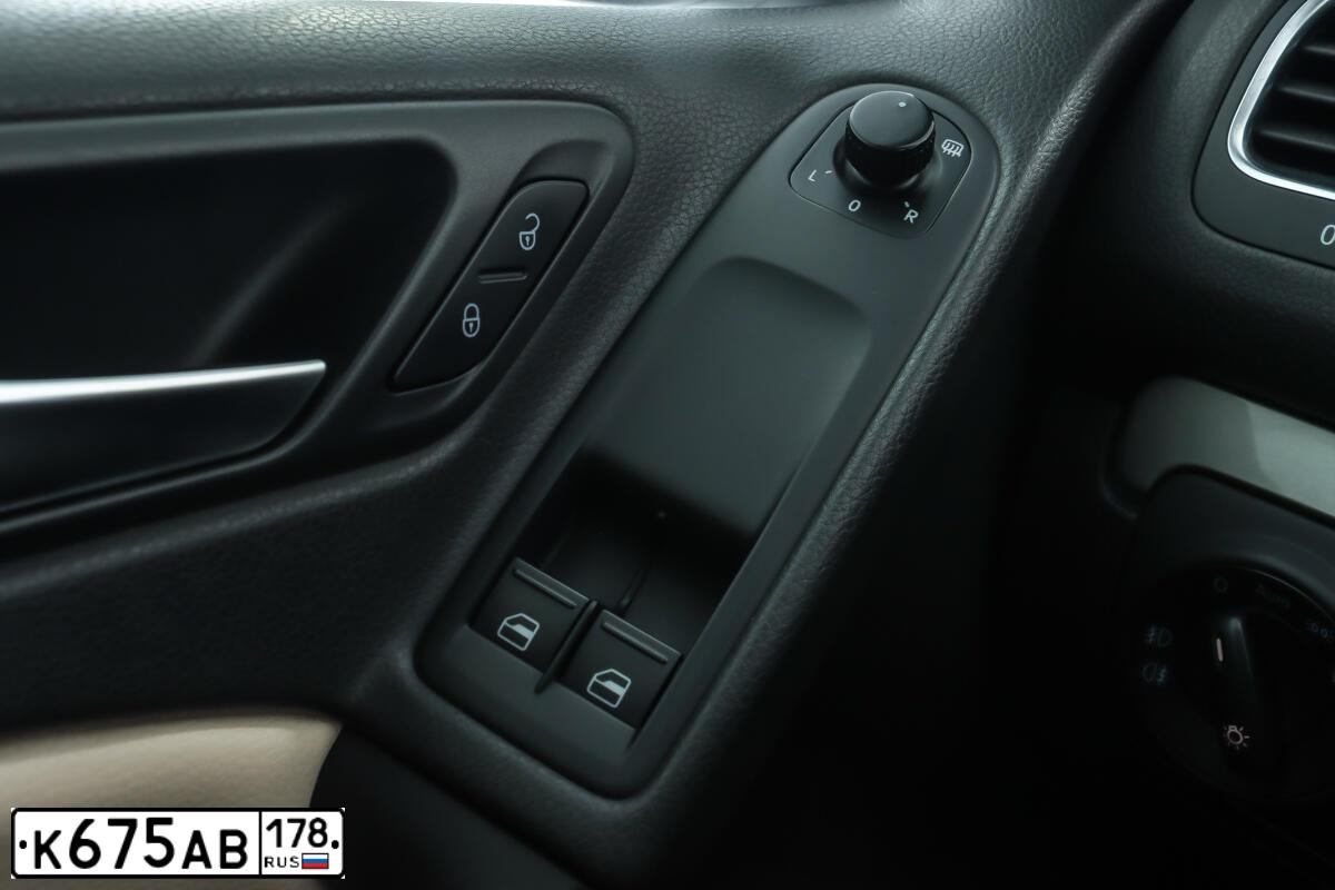 Фото автомобиля VOLKSWAGEN GOLF, 2011 — госномер М896РУ198. Цвет: Белый