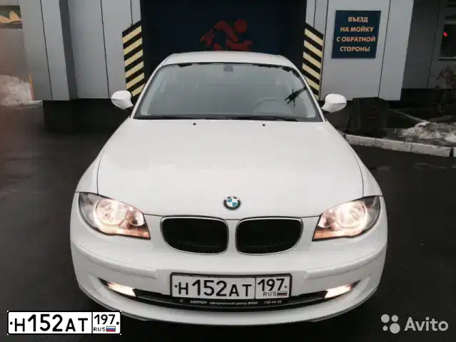 Фото автомобиля BMW SERIE 1, 2010 — госномер Н152АТ197. Цвет: Белый