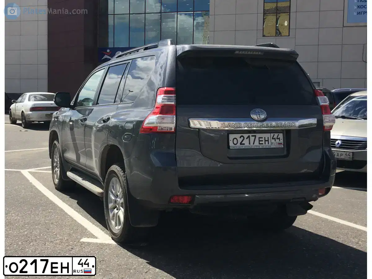 Фото автомобиля TOYOTA LANDCRUISER, 2015 — госномер О217ЕН44. Цвет: Серый