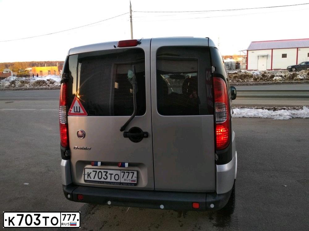 Фото автомобиля FIAT DOBLO, 2011 — госномер Р239НЕ190. Цвет: СЕРЫЙ