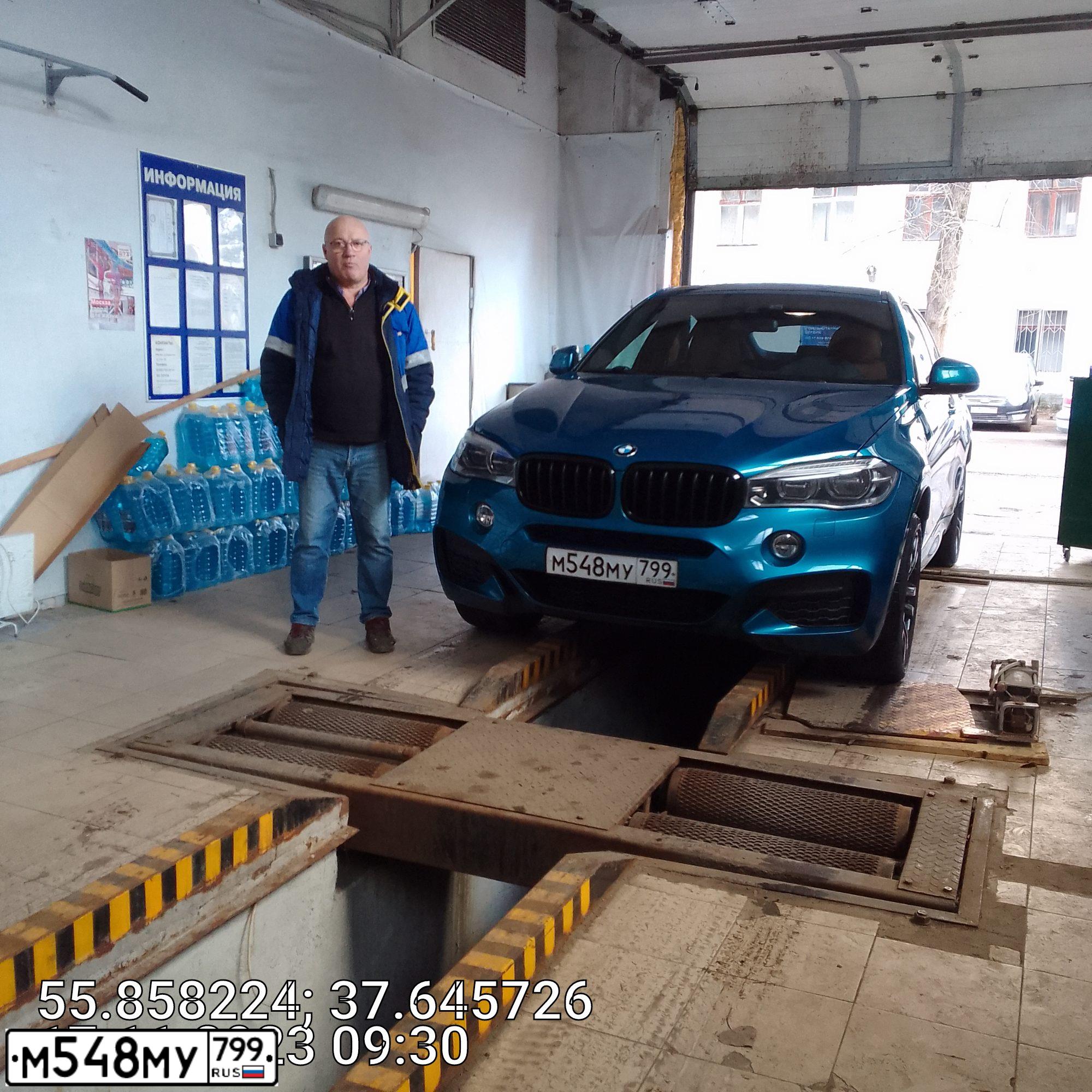 Фото автомобиля BMW X6, 2018 — госномер Х999ЕВ199. Цвет: голубой