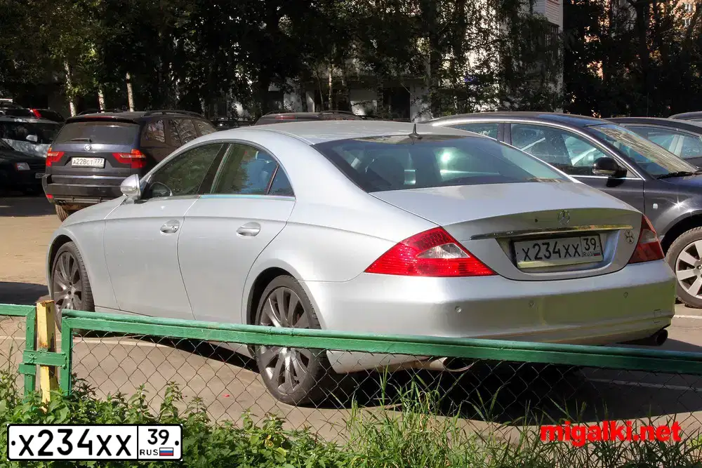 Фото автомобиля MERCEDES S-KLASSE, 1999 — госномер Р713СЕ39. Цвет: ЧЕРНЫЙ