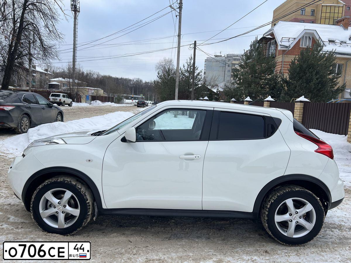 Фото автомобиля NISSAN JUKE, 2014 — госномер О706СЕ44. Цвет: Белый