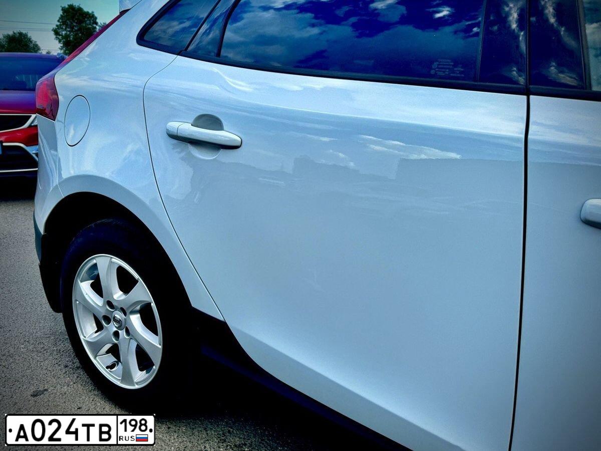 Фото автомобиля VOLVO V40, 2018 — госномер А024ТВ198. Цвет: Белый