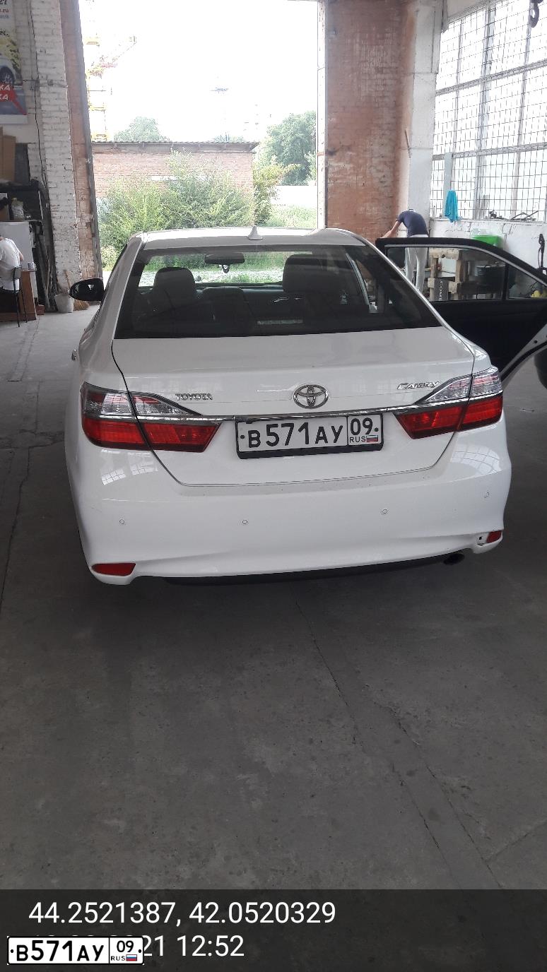 Фото автомобиля TOYOTA CAMRY, 2016 — госномер Е155ЕЕ09. Цвет: БЕЛЫЙ