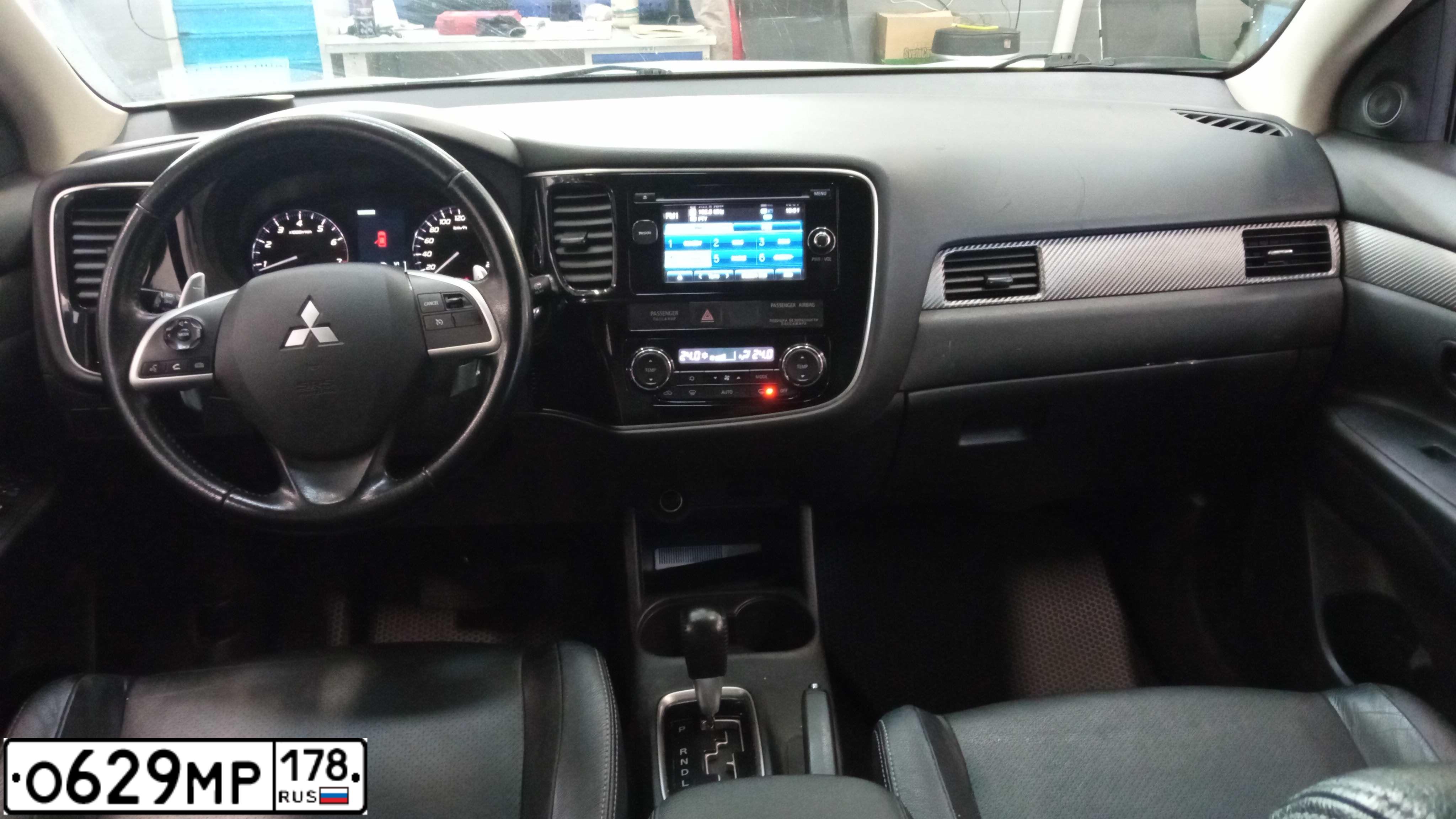 Фото автомобиля MITSUBISHI OUTLANDER, 2013 — госномер Т547МА198. Цвет: Белый