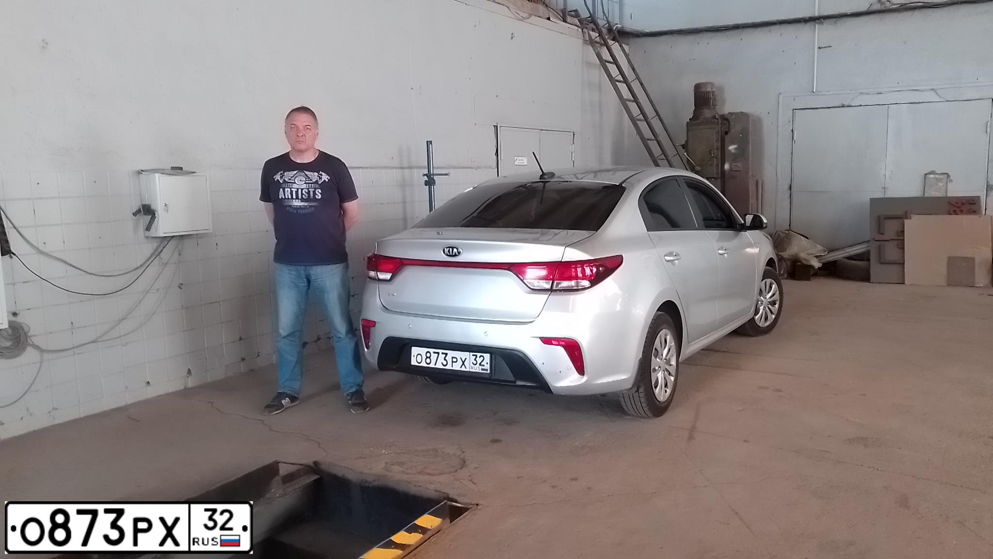 Фото автомобиля KIA RIO, 2018 — госномер О873РХ32. Цвет: Серебристый