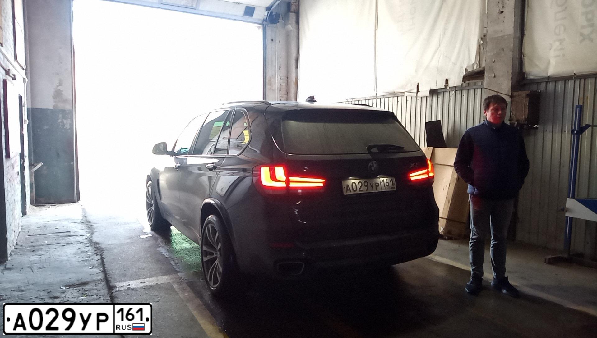 Фото автомобиля BMW X5, 2015 — госномер А029УР161. Цвет: ЧЕРНЫЙ