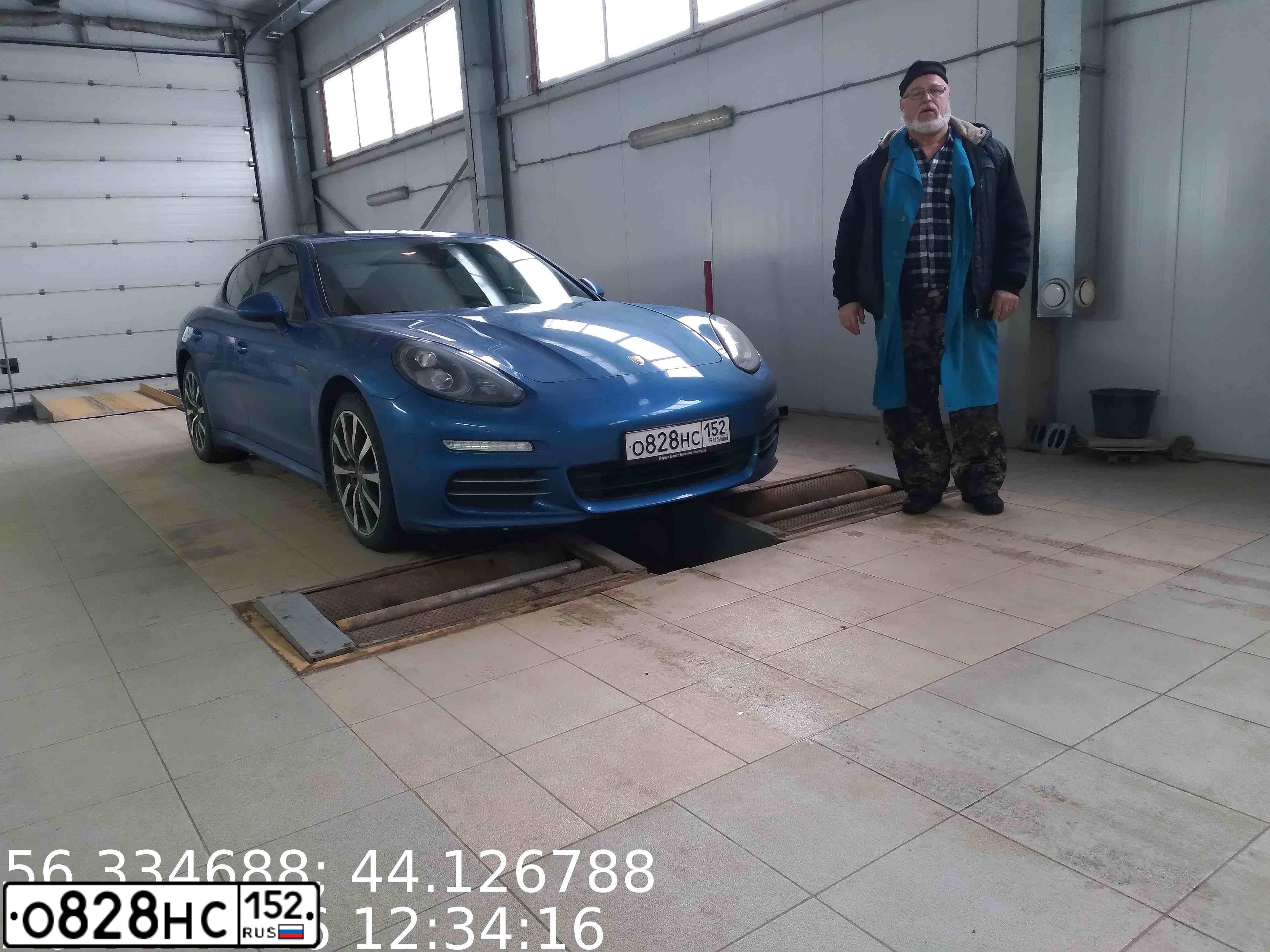 Фото автомобиля PORSCHE PANAMERA, 2016 — госномер Т947ОА198. Цвет: синий