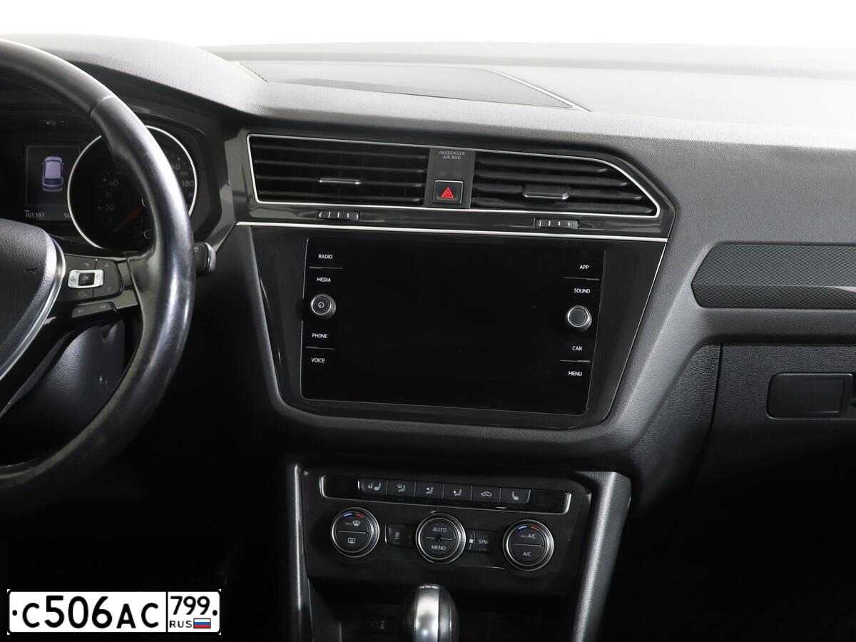 Фото автомобиля VOLKSWAGEN TIGUAN, 2017 — госномер Е311ОЕ797. Цвет: Темно-синий