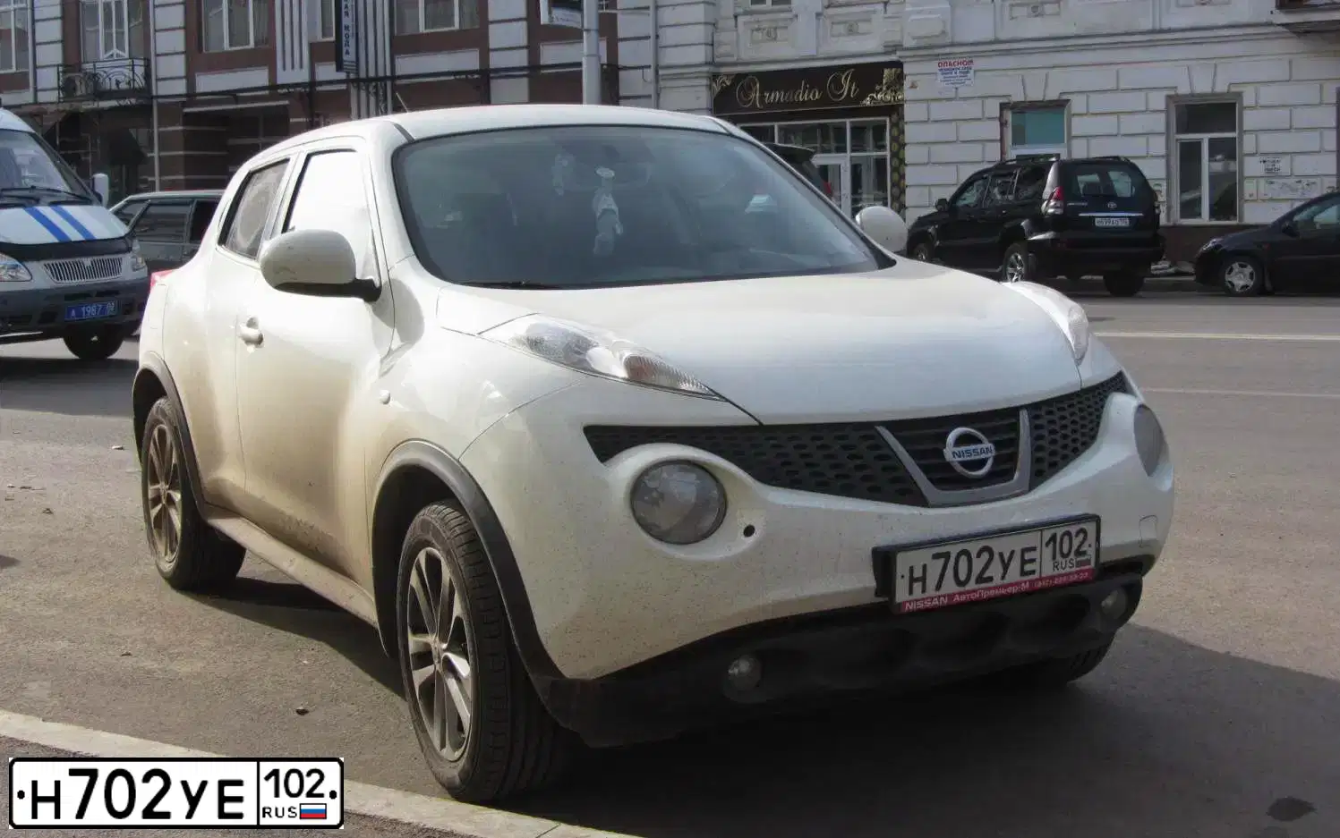 Фото автомобиля NISSAN JUKE, 2012 — госномер Р498ОА11. Цвет: Белый