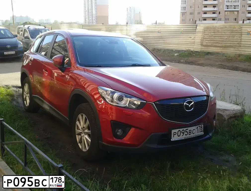 Фото автомобиля MAZDA CX-5, 2013 — госномер О372АМ198. Цвет: Красный