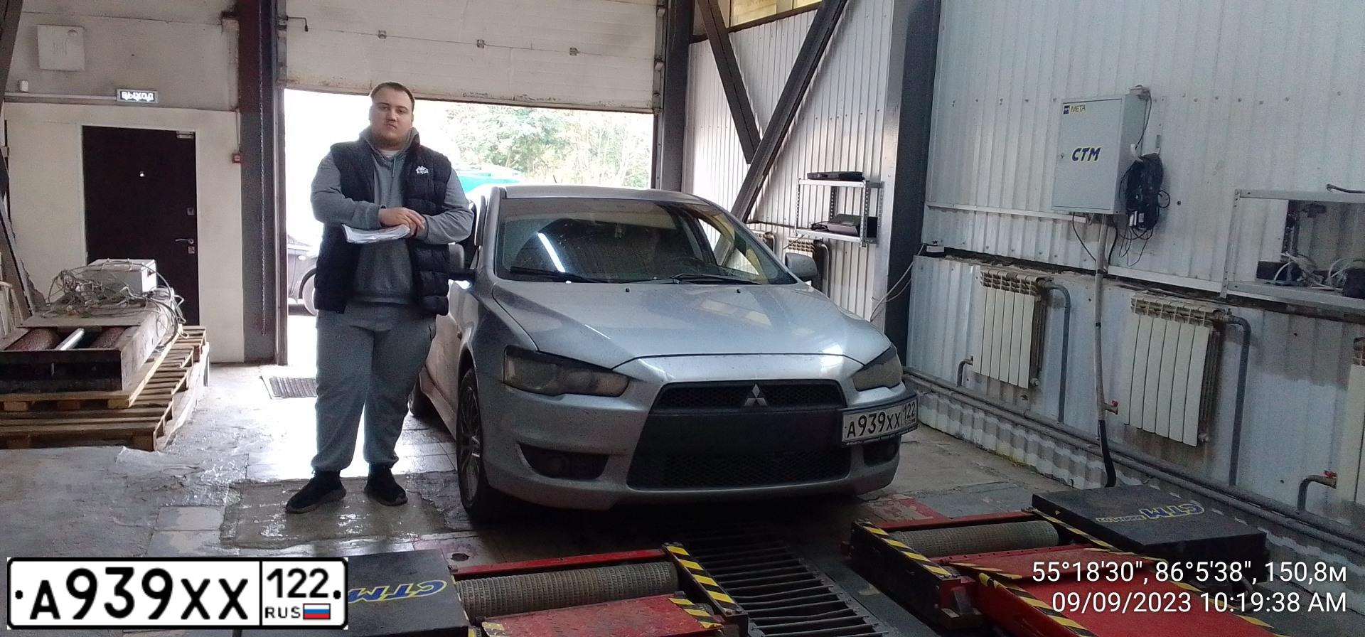 Фото автомобиля MITSUBISHI LANCER, 2008 — госномер Н954МС199. Цвет: Серебристый
