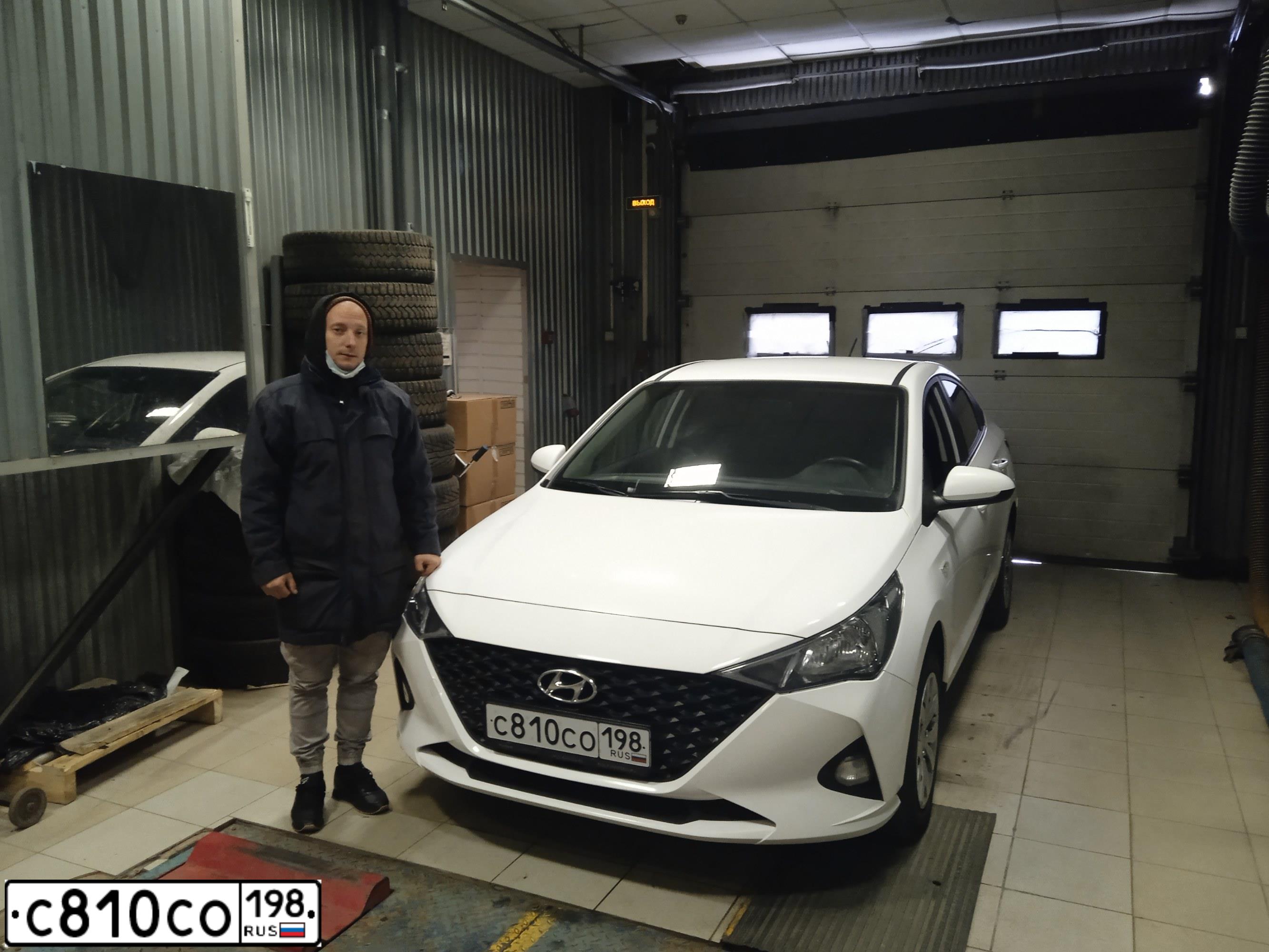 Фото автомобиля HYUNDAI SOLARIS, 2022 — госномер С810СО198. Цвет: Белый