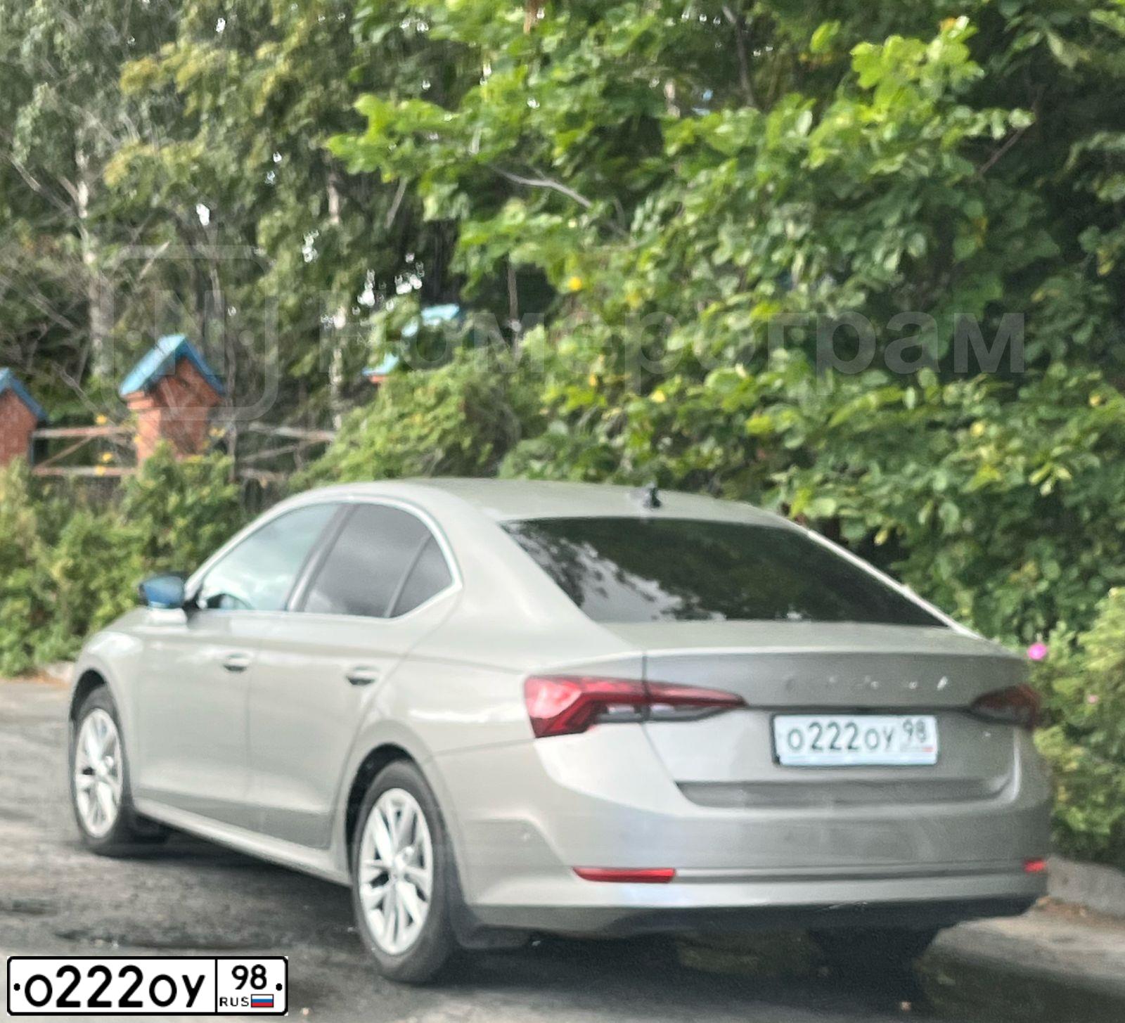 Фото автомобиля SKODA OCTAVIA, 2021 — госномер О222ОУ98. Цвет: Коричневый