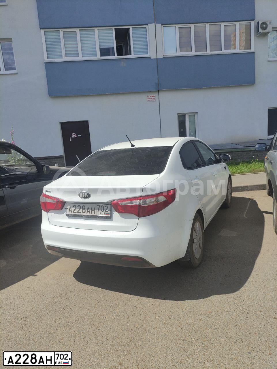 Фото автомобиля KIA RIO, 2013 — госномер А228АН702. Цвет: Белый