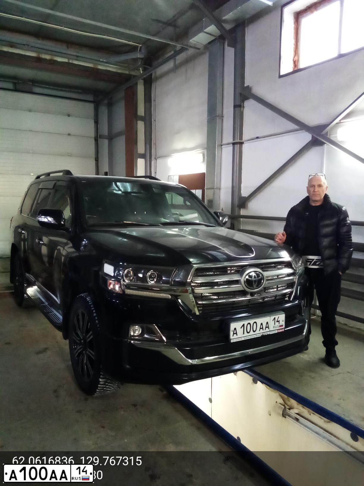 Фото автомобиля TOYOTA LANDCRUISER 200, 2019 — госномер А742ЕТ149. Цвет: ЧЕРНЫЙ