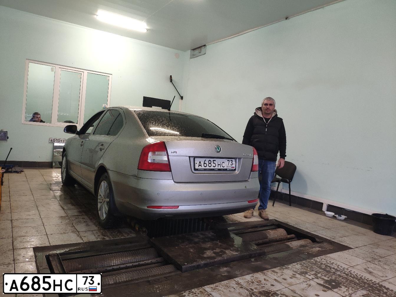 Фото автомобиля SKODA OCTAVIA, 2012 — госномер А685НС73. Цвет: Серый