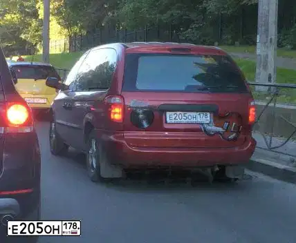 Фото автомобиля DODGE GRAND CARAVAN, 2001 — госномер Е205ОН178. Цвет: КРАСНЫЙ
