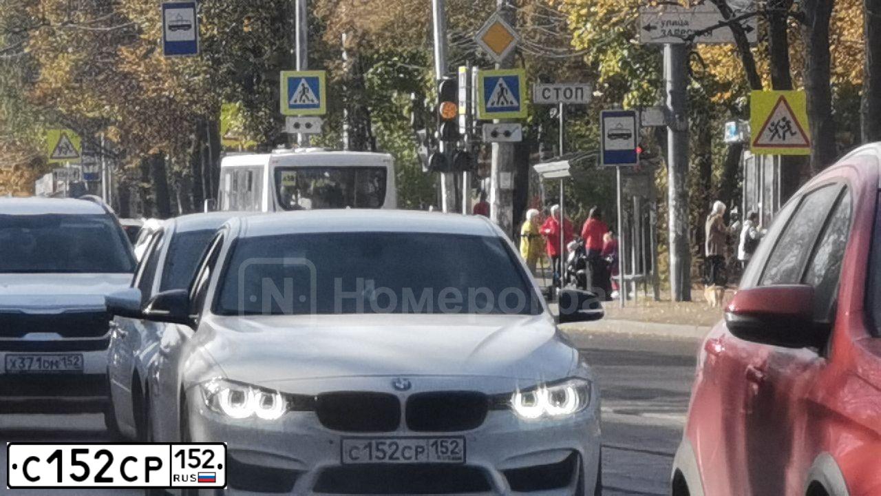 Фото автомобиля BMW SERIE 3, 2012 — госномер С152СР152. Цвет: Белый