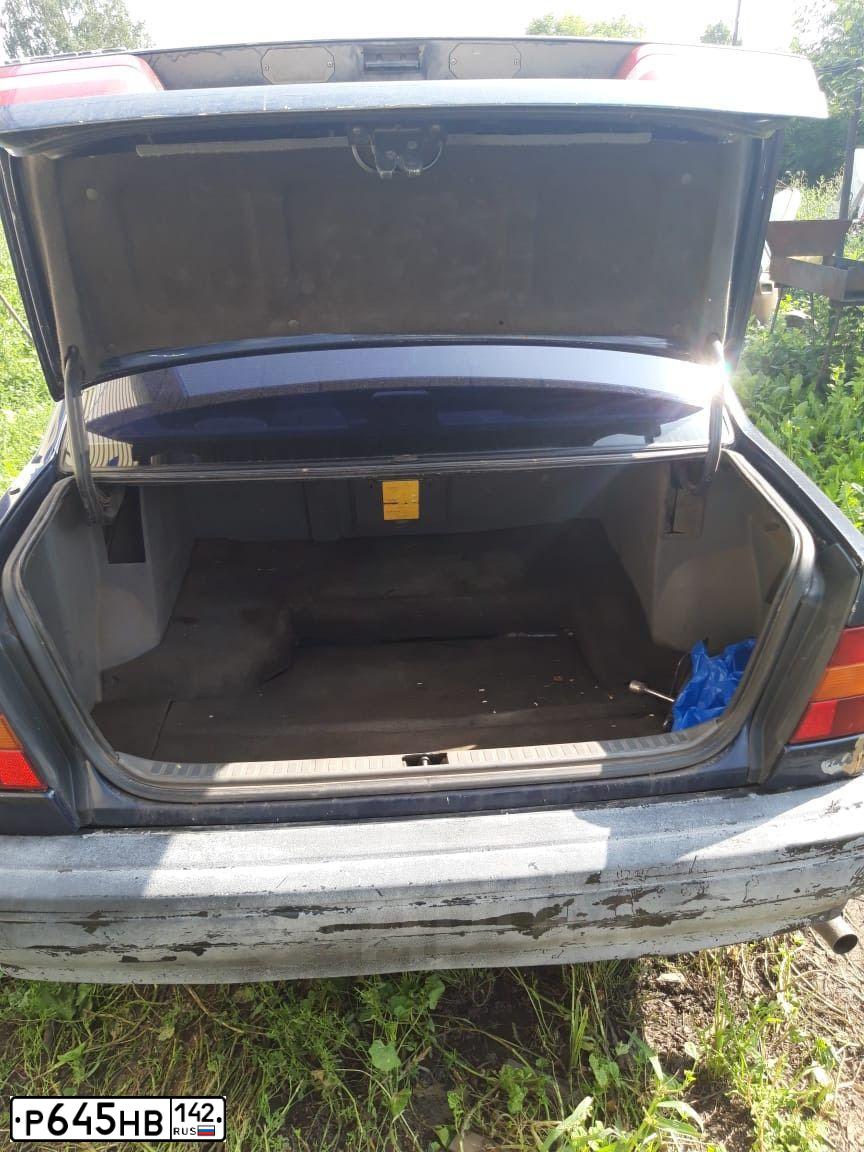 Фото автомобиля VOLVO 940, 1993 — госномер М688КА977. Цвет: синий