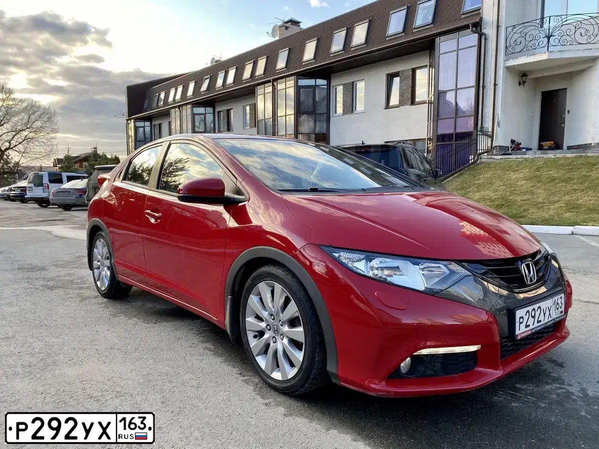 Фото автомобиля HONDA CIVIC, 2012 — госномер Х708АК774. Цвет: Красный