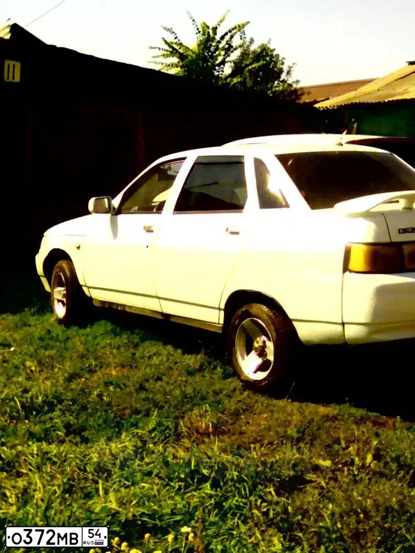 Фото автомобиля LADA 2110, 1998 — госномер О372МВ54. Цвет: БЕЛЫЙ