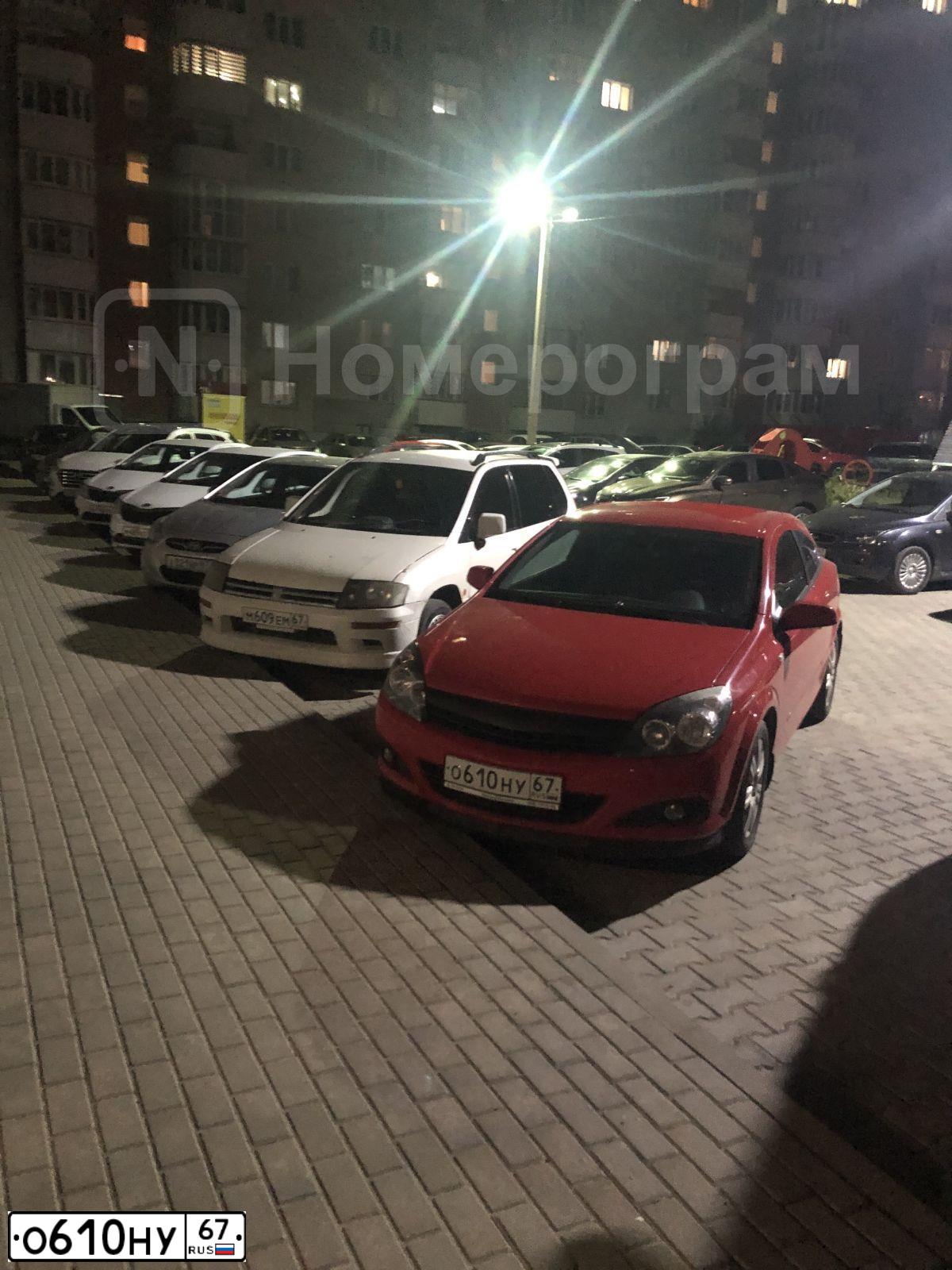 Фото автомобиля OPEL ASTRA, 2008 — госномер О610НУ67. Цвет: Красный