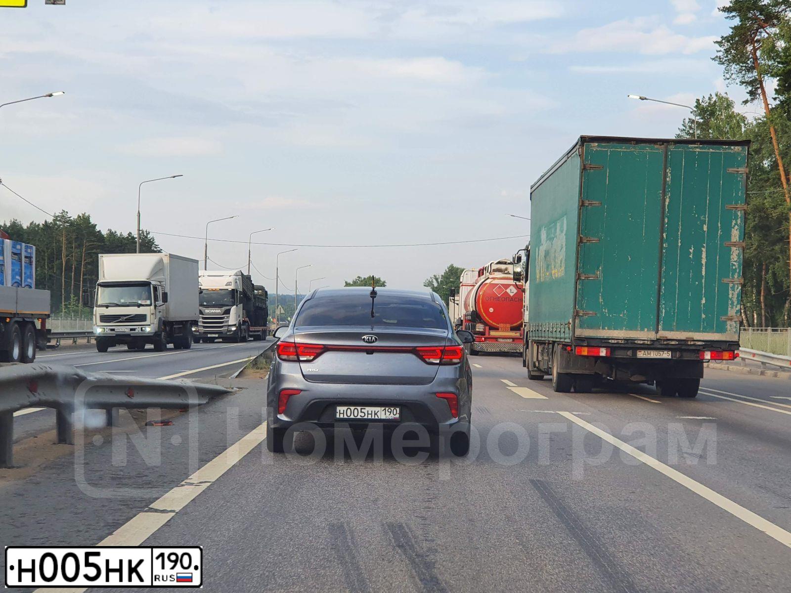Фото автомобиля KIA RIO, 2018 — госномер О005ВО790. Цвет: СЕРЫЙ