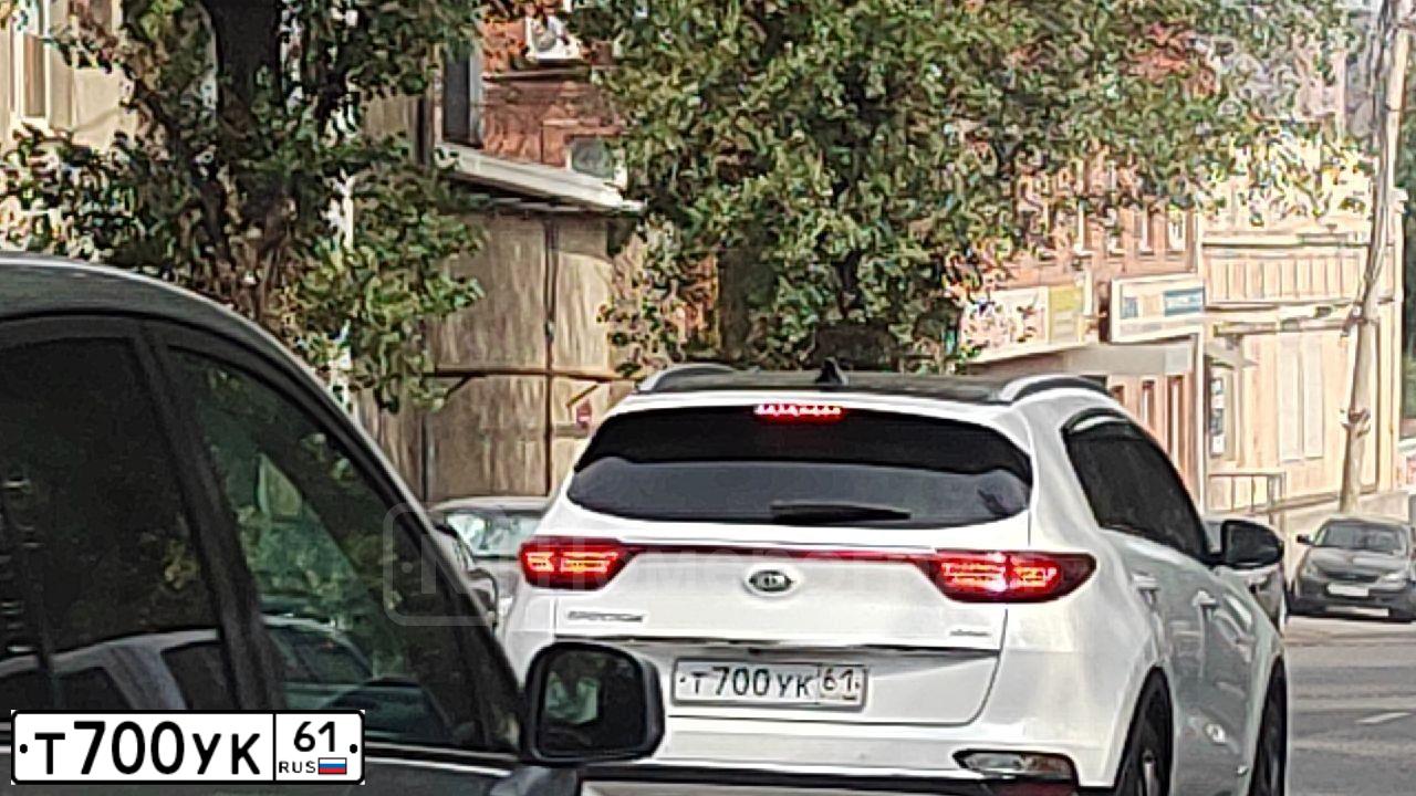 Фото автомобиля KIA SORENTO, 2013 — госномер Т700УК61. Цвет: Белый