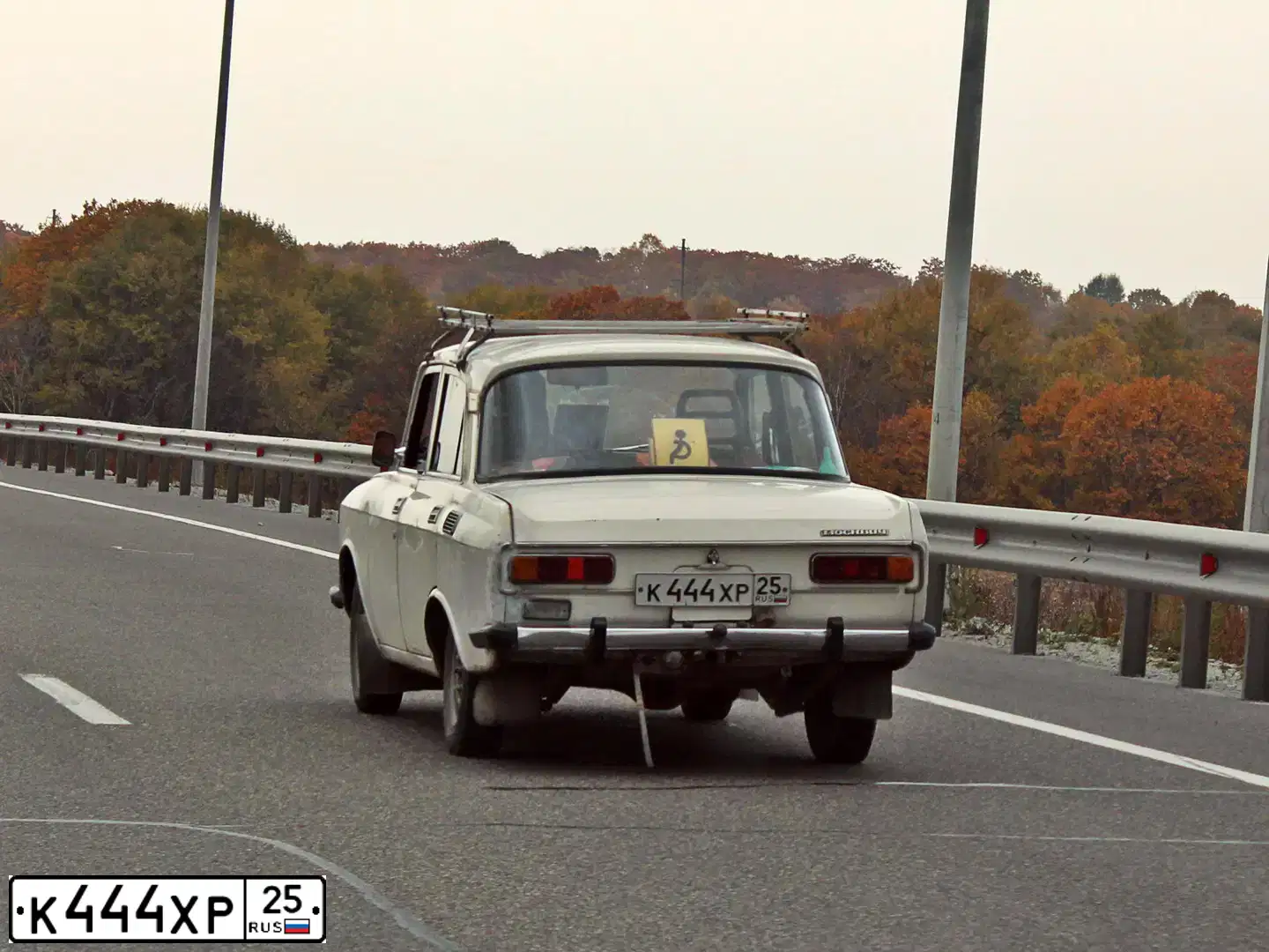 Фото автомобиля AZLK MOSKWITSCH 2140, 1987 — госномер О409НУ125. Цвет: Белый