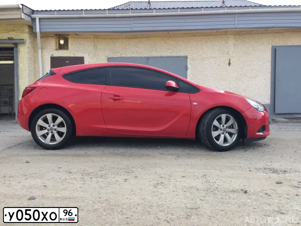 Фото автомобиля OPEL ASTRA, 2012 — госномер У050ХО96. Цвет: Красный