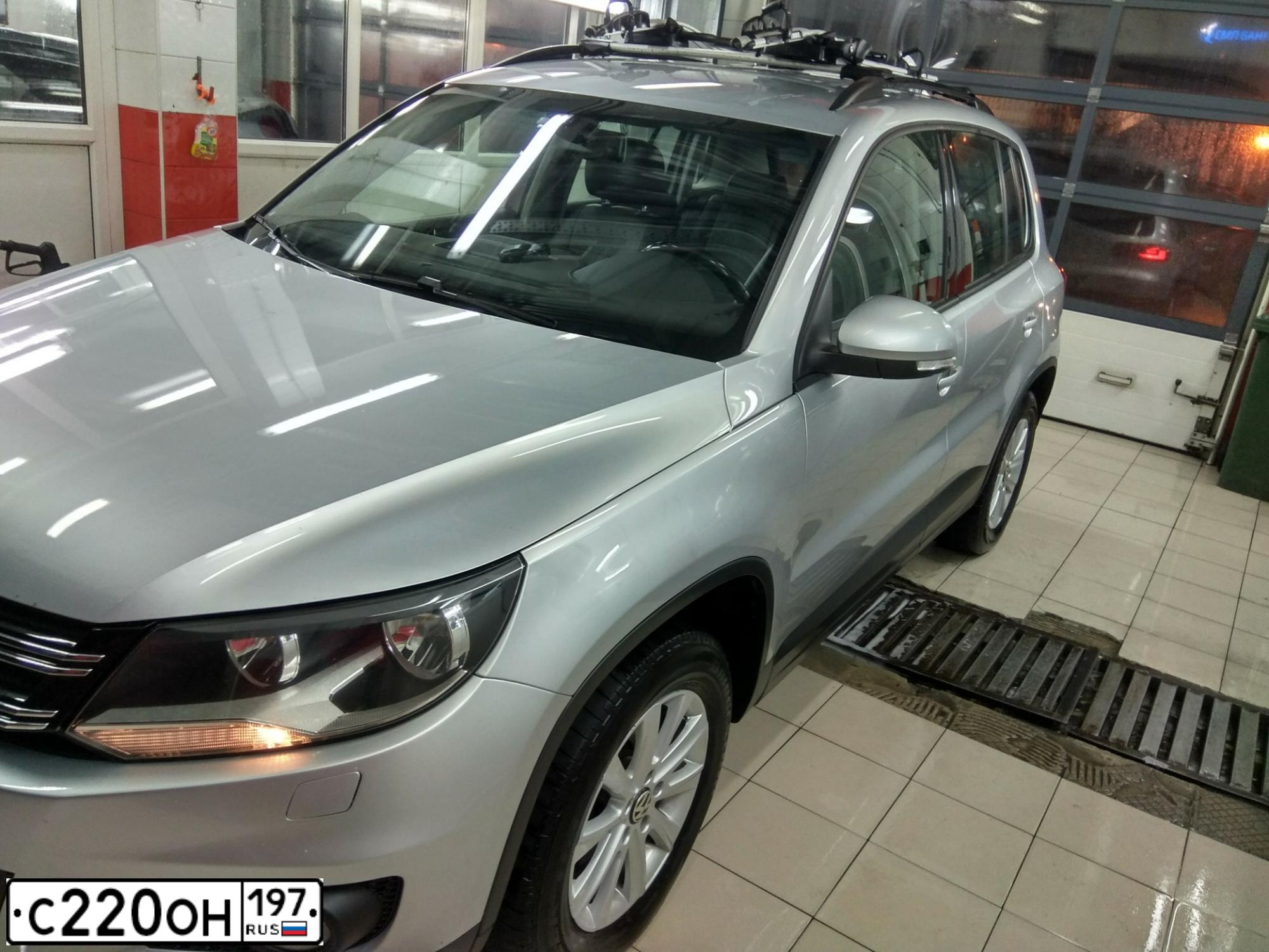 Фото автомобиля VOLKSWAGEN TIGUAN, 2011 — госномер Р182ТА69. Цвет: Серебристый