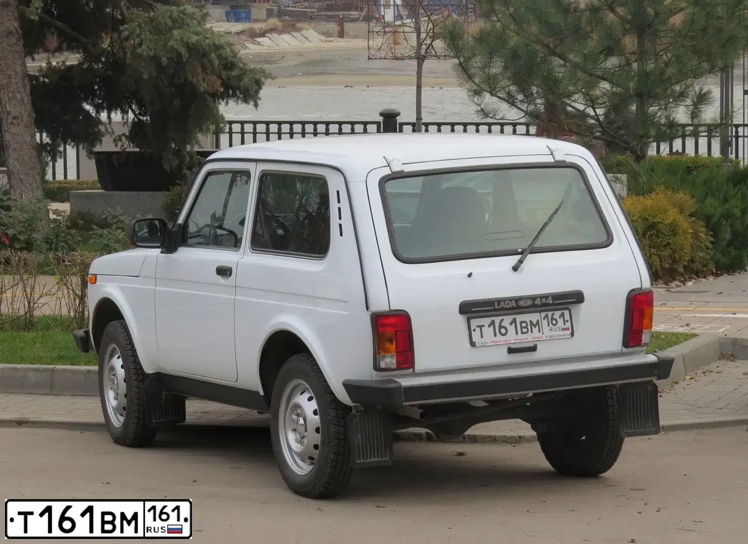 Фото автомобиля MERCEDES G-KLASSE, 1995 — госномер Т161ВМ161. Цвет: СИНИЙ