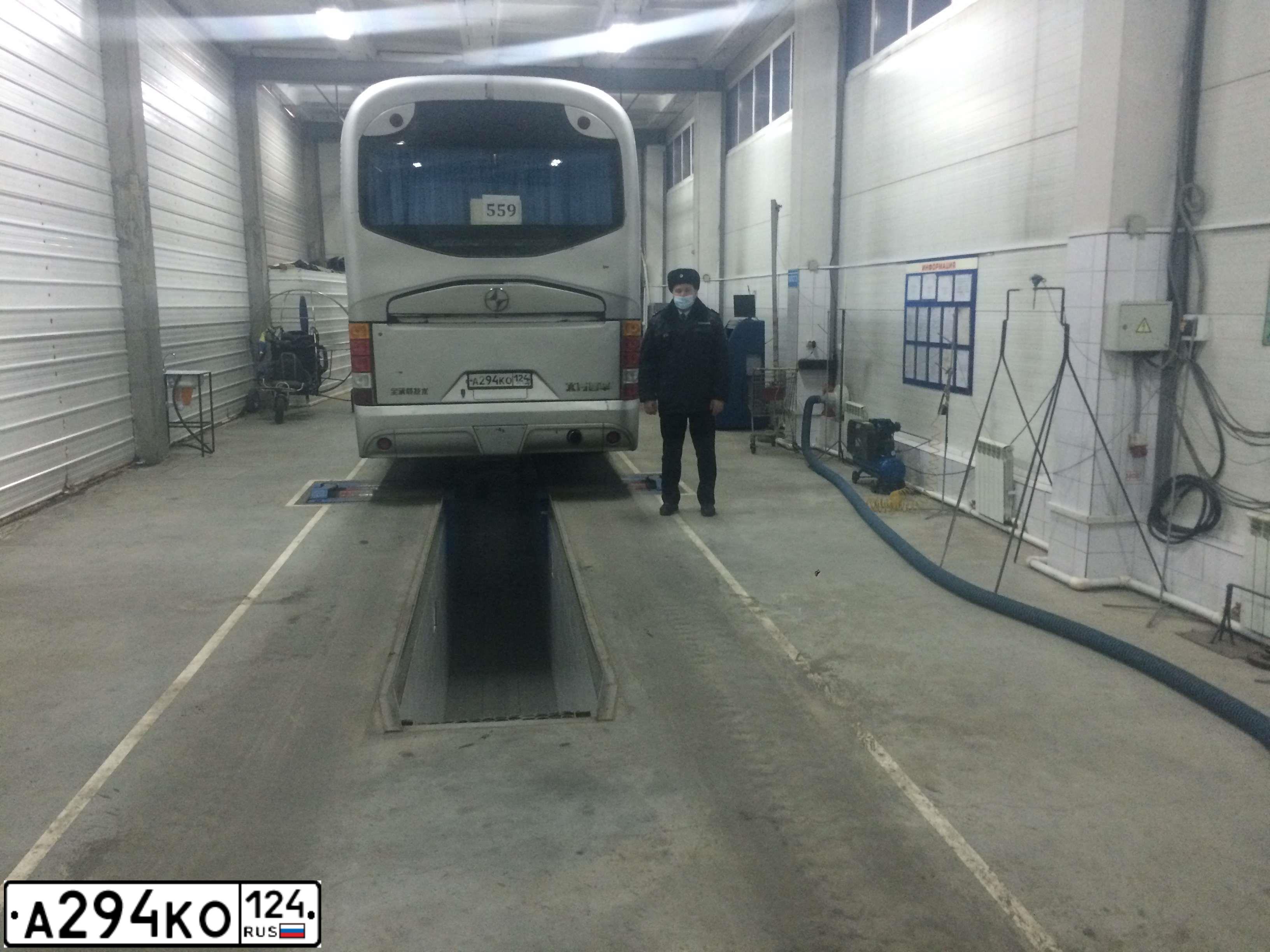 Фото автомобиля NORTHNEOPLAN BFC-SERIE, 2012 — госномер А294КО124. Цвет: СЕРЫЙ