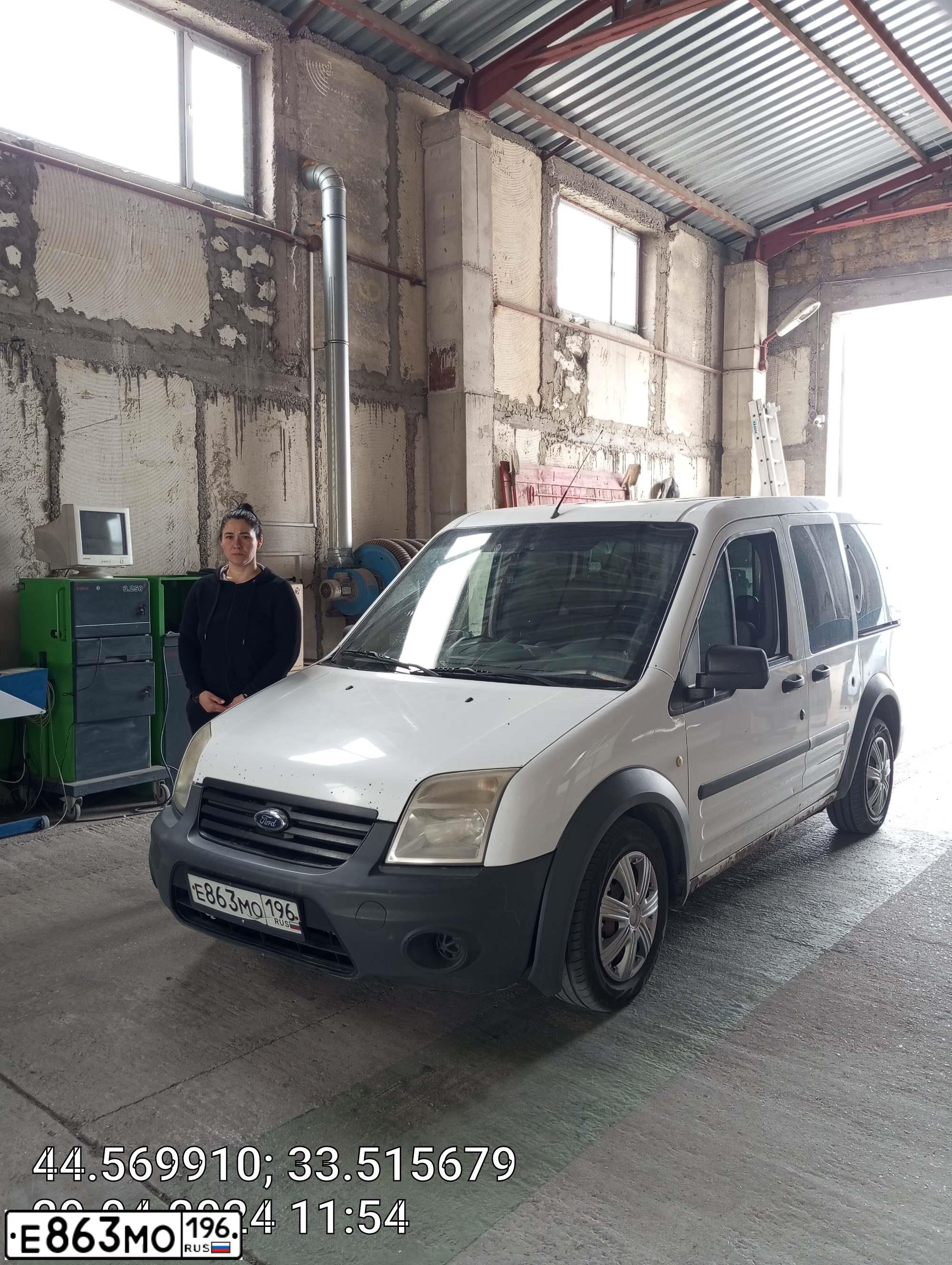 Фото автомобиля FORD TOURNEO CONNECT, 2009 — госномер Е863МО196. Цвет: Белый
