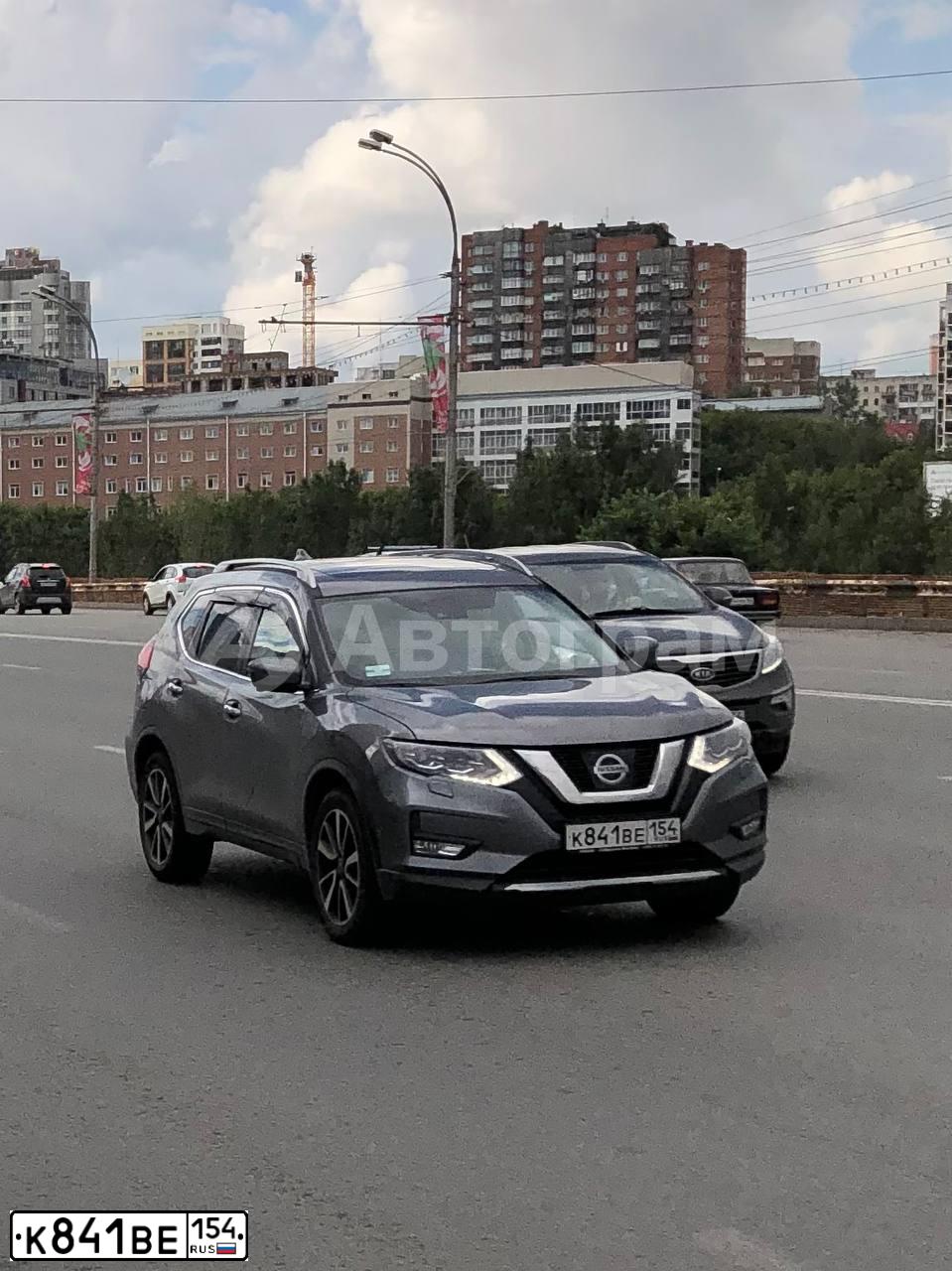 Фото автомобиля NISSAN X-TRAIL, 2020 — госномер К841ВЕ154. Цвет: СЕРЫЙ