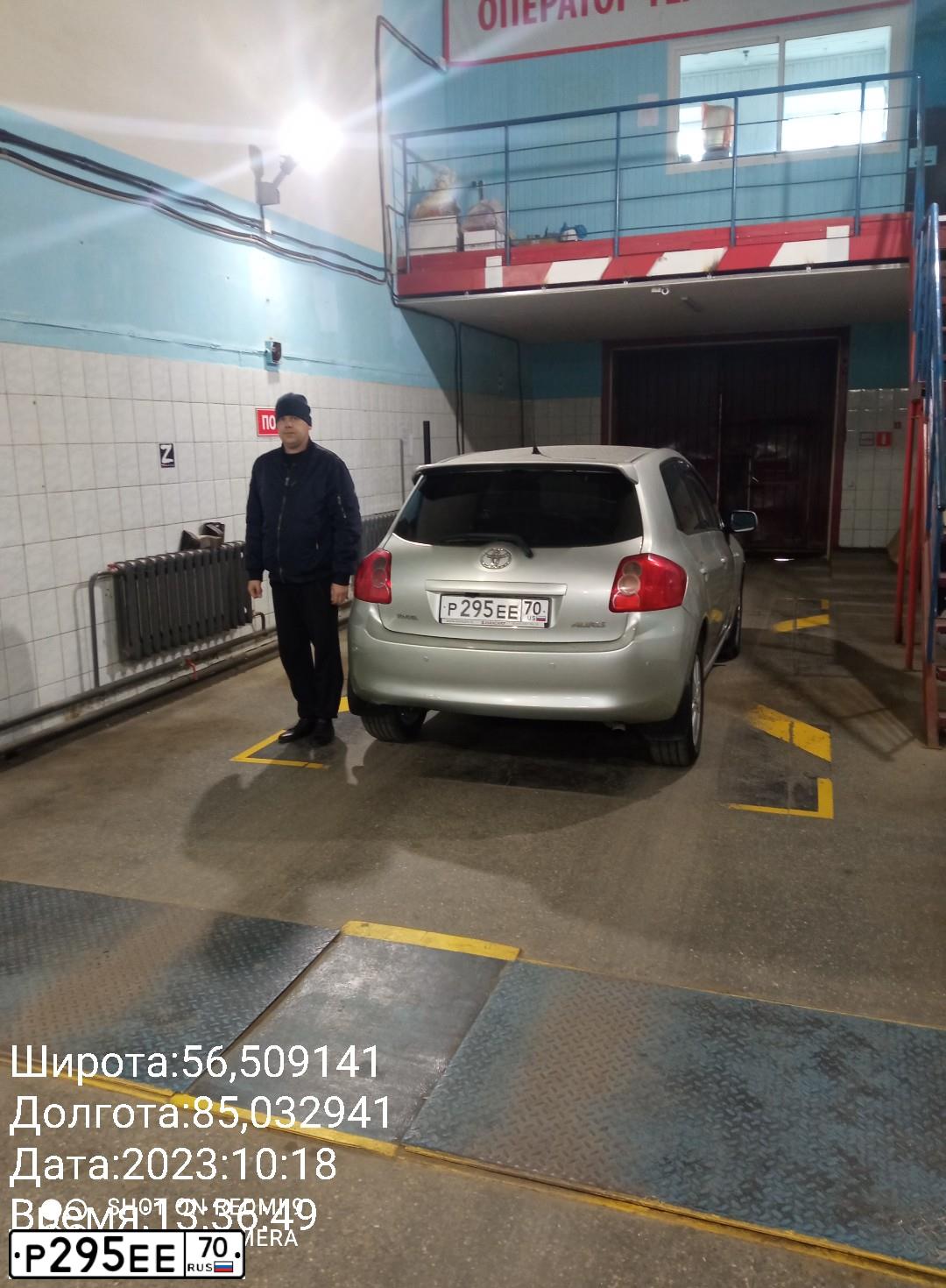 Фото автомобиля TOYOTA AURIS, 2008 — госномер Р295ЕЕ70. Цвет: Серый